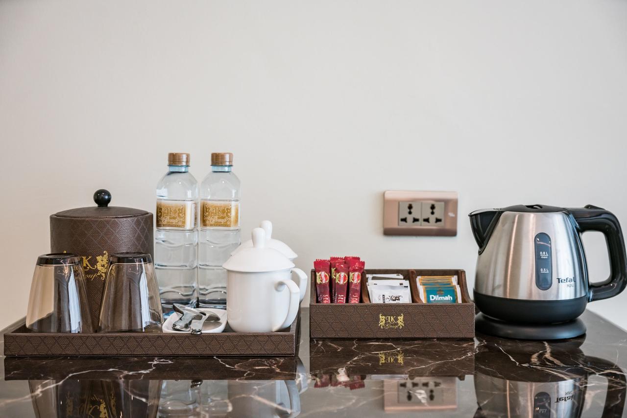 إل كاي إميرالد بيتش باتايا المظهر الخارجي الصورة A kettle and a tea set in a hotel room