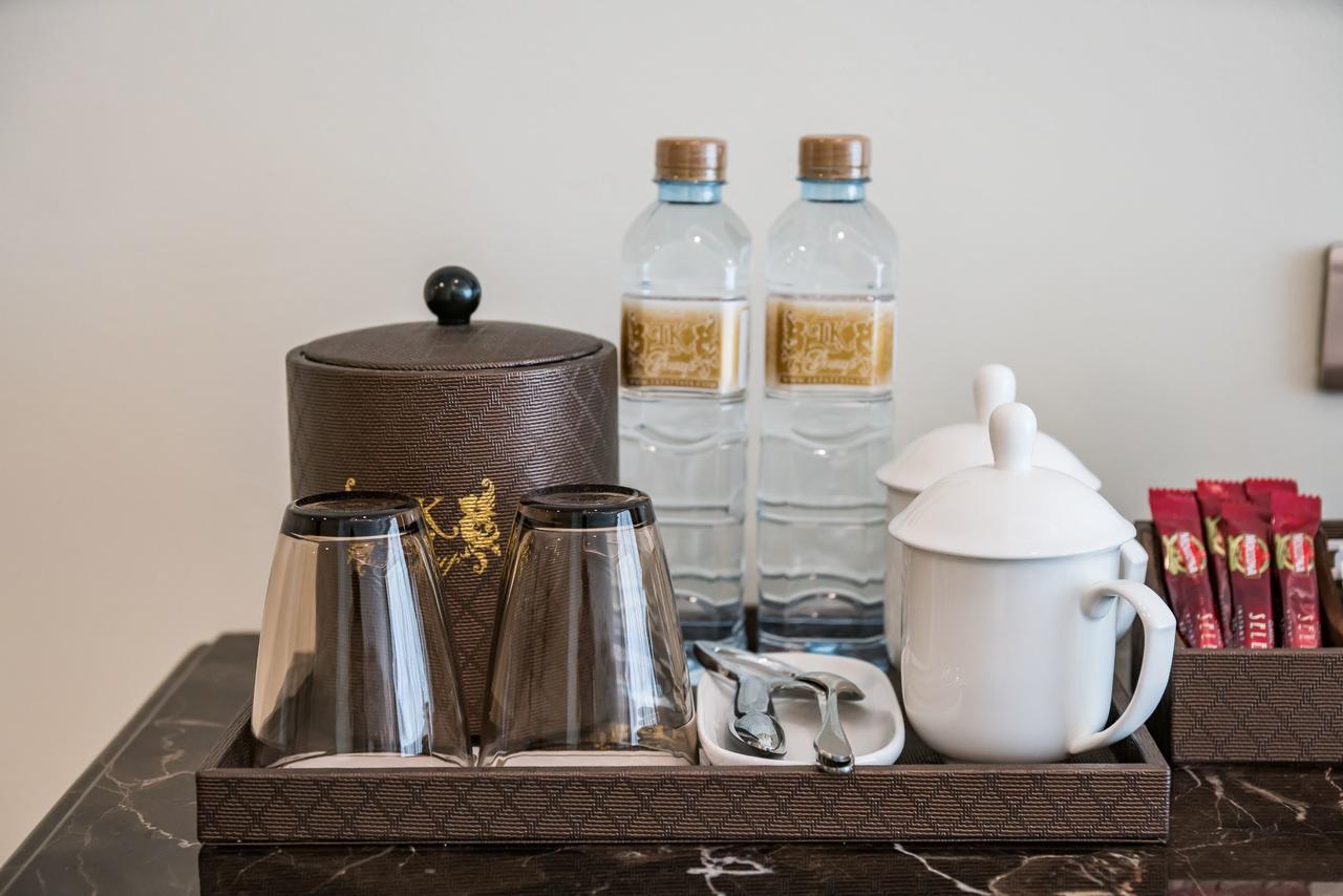 إل كاي إميرالد بيتش باتايا المظهر الخارجي الصورة Bottled water in a hotel room