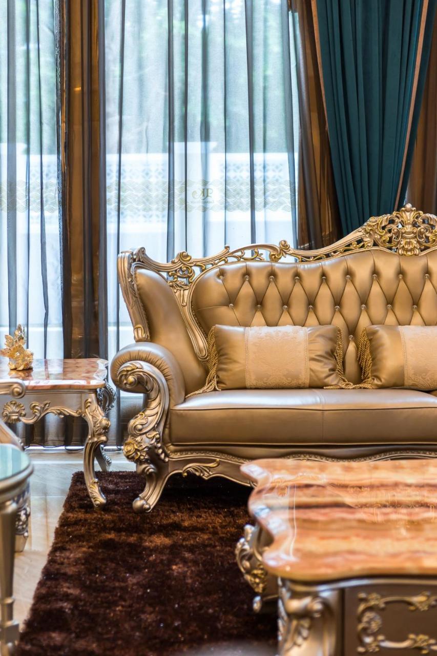 إل كاي إميرالد بيتش باتايا المظهر الخارجي الصورة A leather sofa