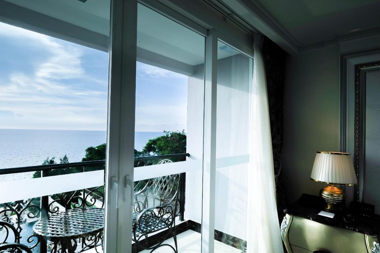 إل كاي إميرالد بيتش باتايا المظهر الخارجي الصورة A window with a roller blind